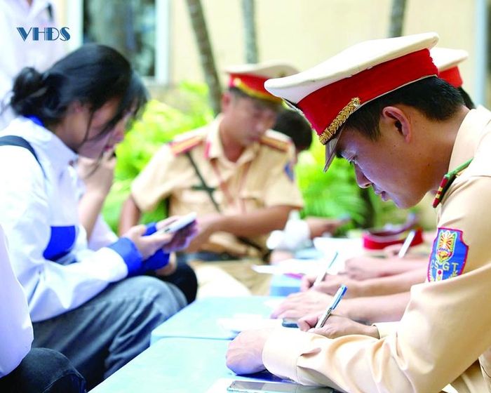 Lực lượng CSGT TP Thanh Hóa xử lý các trường hợp học sinh vi phạm pháp luật về an toàn giao thông.