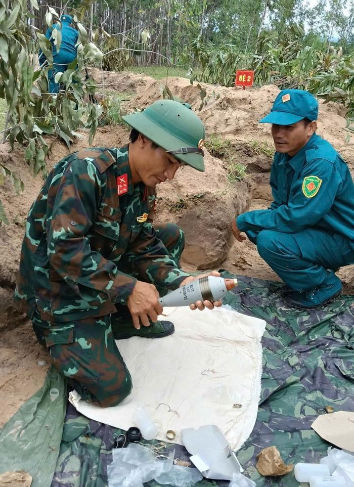  Đại úy Phan Xuân Lượng đang kiểm tra vũ khí trước khi diễn tập. Ảnh: H.B 