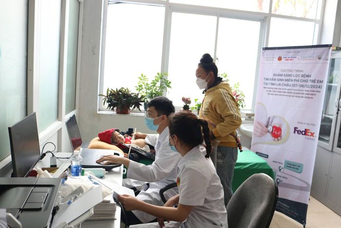 Trẻ khám sàng lọc tim bẩm sinh miễn phí tại Bệnh viện Đa khoa tỉnh.