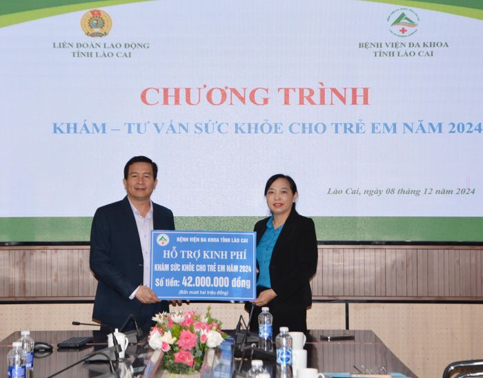  Lãnh đạo Bệnh viện Đa khoa tỉnh trao hỗ trợ kinh phí chương trình cho Liên đoàn Lao động tỉnh. 