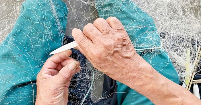 Đôi tay thoăn thoắt sửa lưới