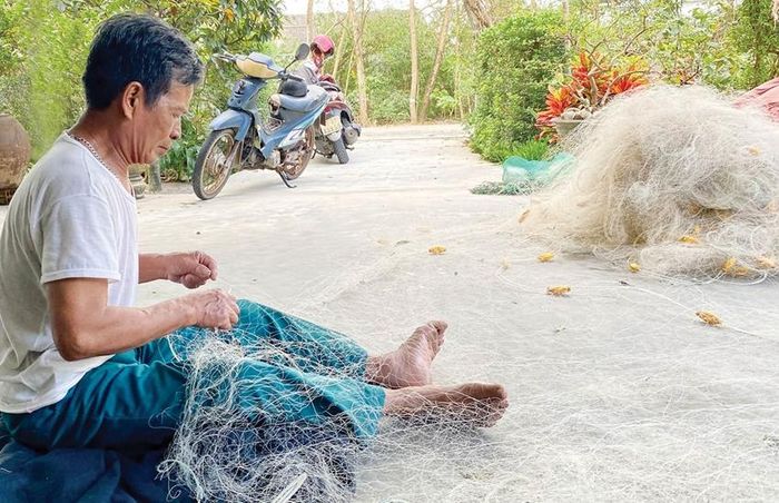 Ông Hà đã có kinh nghiệm hơn 40 năm đan và sửa lưới