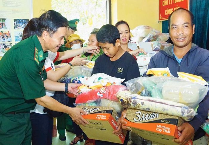  Tặng quà cho các hộ còn khó khăn