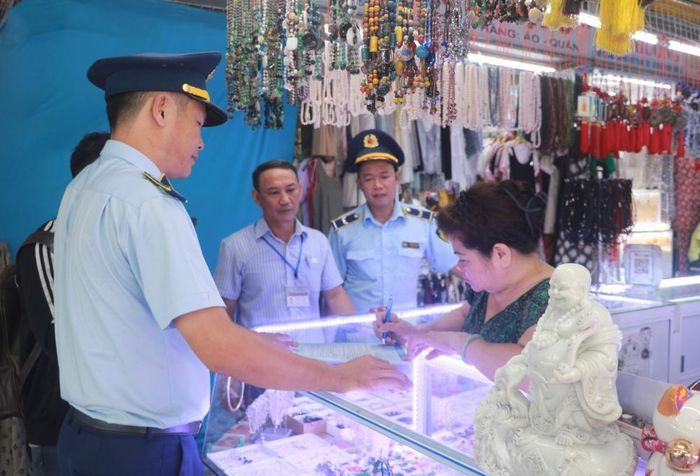 Lực lượng QLTT Đà Nẵng hướng dẫn tiểu thương ký cam kết chấp hành các quy định của pháp luật trong kinh doanh hàng hóa, không kinh doanh hàng giả, hàng không rõ nguồn gốc xuất xứ, hàng xâm phạm quyền sở hữu trí tuệ.
