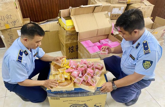 Lực lượng QLTT Đà Nẵng kiểm tra, tạm giữ hơn 1.800 cái bánh trung thu các loại là hàng hóa nhập lậu trên địa bàn quận Thanh Khê, thành phố Đà Nẵng.