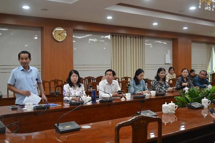  Ủy viên Ban Thường vụ Tỉnh ủy, Bí thư Đảng đoàn, Chủ tịch HĐND tỉnh Thái Bảo trao đổi tại buổi làm việc. HĐND tỉnh Đồng Nai hiện chỉ có 8 đại biểu chuyên trách, nên kết quả đạt được của HĐND tỉnh là sự nỗ lực rất lớn... Ảnh: Dương An 