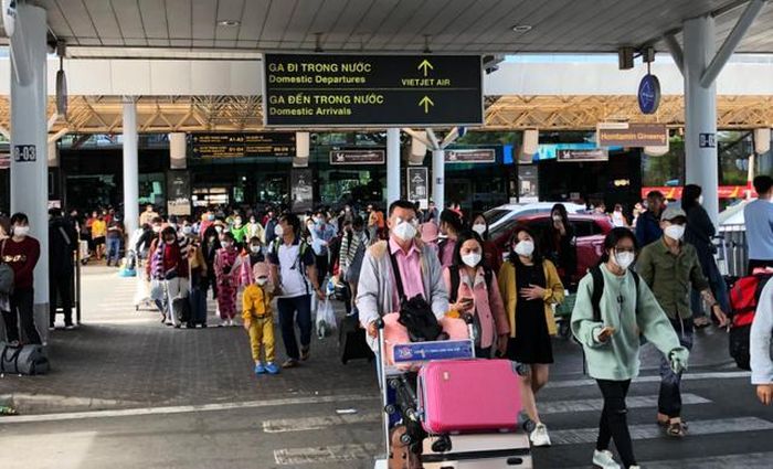 Doanh nghiệp cung cấp nước, sữa, bánh mỳ, phở,... tại các sân bay, cảng hàng không có thể tự quyết định chi phí phục vụ những mặt hàng này nhưng không vượt quá 15% so với giá tối đa được quy định.