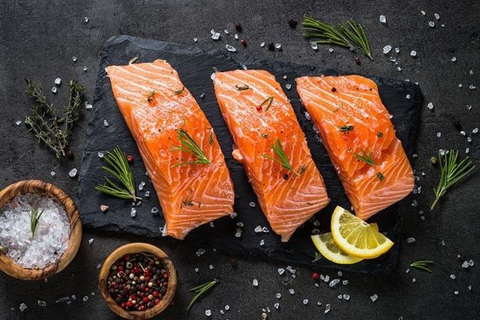 Bổ sung omega-3 từ cá béo giúp giảm tần suất và mức độ nghiêm trọng của chứng đau nửa đầu.