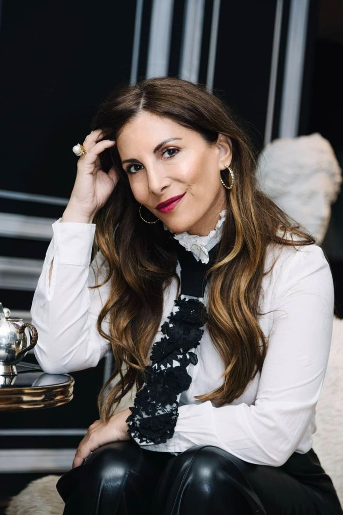 Ami Vyas (trái) và Nancy Berman đều đón xu hướng cà vạt trở lại. Ảnh: Ami Vyas; Nancy Berman.