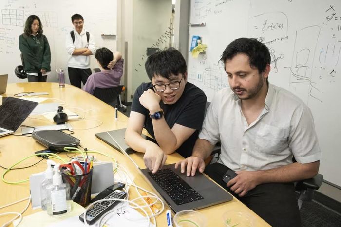  Anastasios Angelopoulos (phải) và Wei-Lin Chiang (trái), hai nhà đồng sáng lập Chatbot Arena. Ảnh: Laura Morton/WSJ. 
