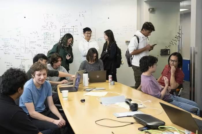  Các thành viên của nhóm dự án Chatbot Arena hầu hết là sinh viên đại học. Ảnh: Laura Morton/WSJ. 