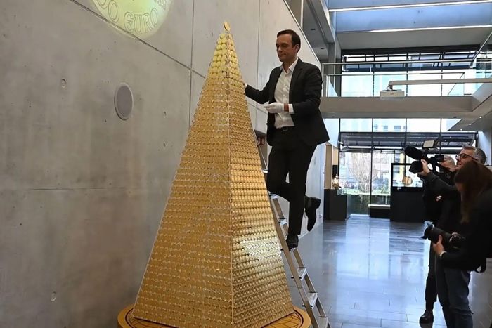  "Cây thông Noel bằng vàng minh họa một cách ấn tượng ý nghĩa vượt thời gian của kim loại quý", Benjamin Summa, người phát ngôn của Pro Aurum, chia sẻ với NewsX. Đáng chú ý, phía trên cùng của cây thông siêu đắt đỏ này được trang trí một đồng xu khổng lồ bằng vàng 24K, thay cho ngôi sao như truyền thống. Ảnh: NewsX. 