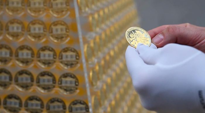  Cây thông xa xỉ này được chế tác bởi công ty kinh doanh vàng và đá quý Pro Aurum và một xưởng đúc tiền Áo. Hiện cây thông được trưng bày tại trụ sở công ty Pro Aurum ở Munich (Đức) nhân dịp kỷ niệm 35 năm thành lập doanh nghiệp này. Ảnh: NewsX. 