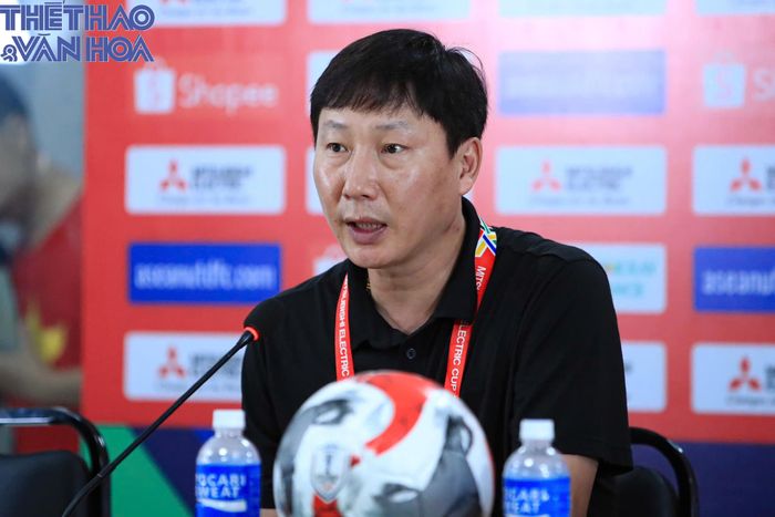 HLV Kim Sang Sik hài lòng với sự thể hiện của các cầu thủ.Ảnh: Minh Dân
