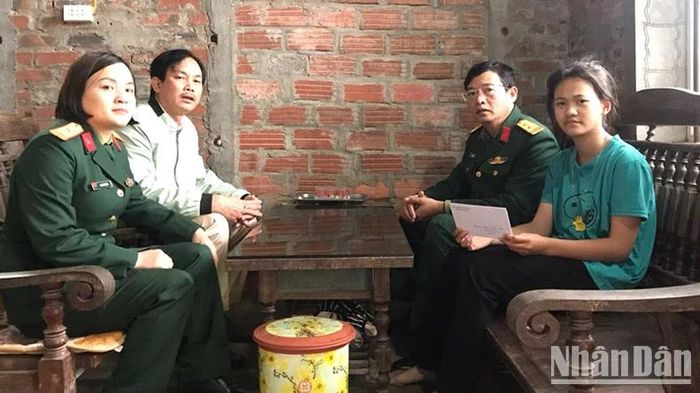 Đại diện Ban Chỉ huy quân sự huyện Vũ Thư tới nhà động viên, trao quà hỗ trợ học sinh có hoàn cảnh khó khăn trên địa bàn.