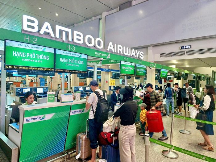 Hành khách làm thủ tục, chờ lên máy bay của một hãng hàng không. Ảnh: HÂN GIA