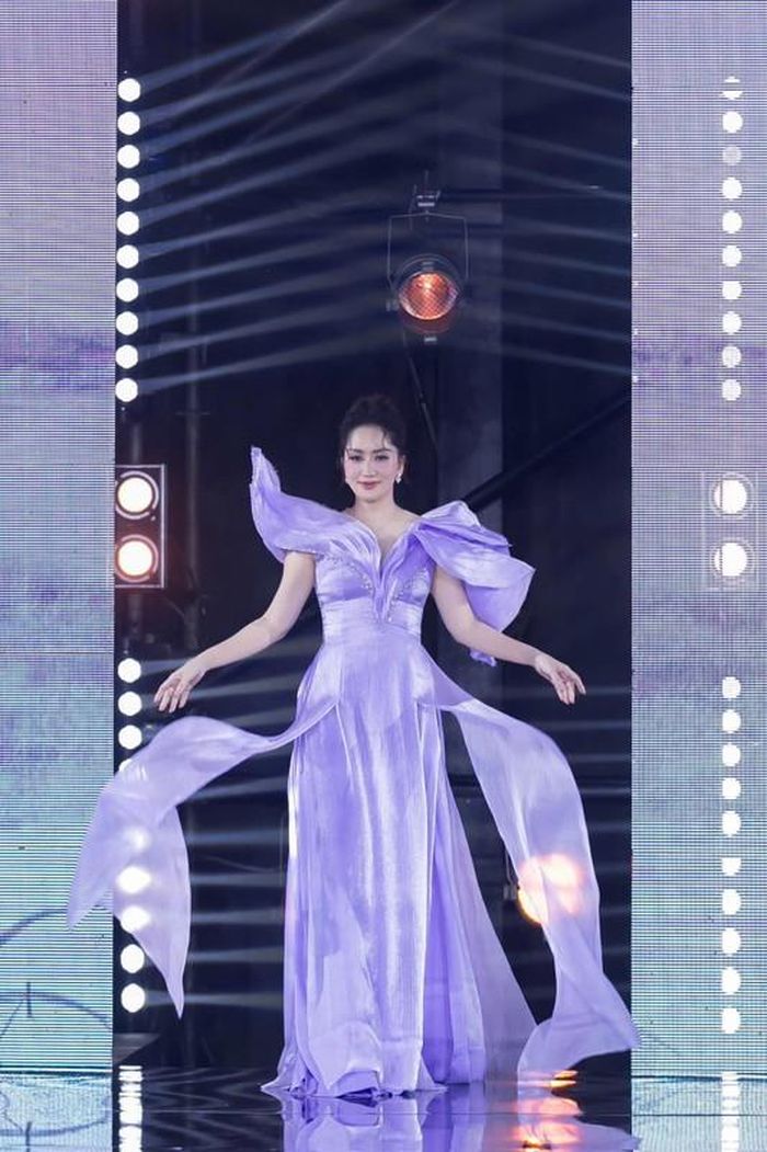 Đặc biệt, làn da sáng mịn cùng kiểu tóc nhẹ nhàng và lối trang điểm tự nhiên càng làm tôn lên nét trẻ trung, quyến rũ của Khánh Thi.