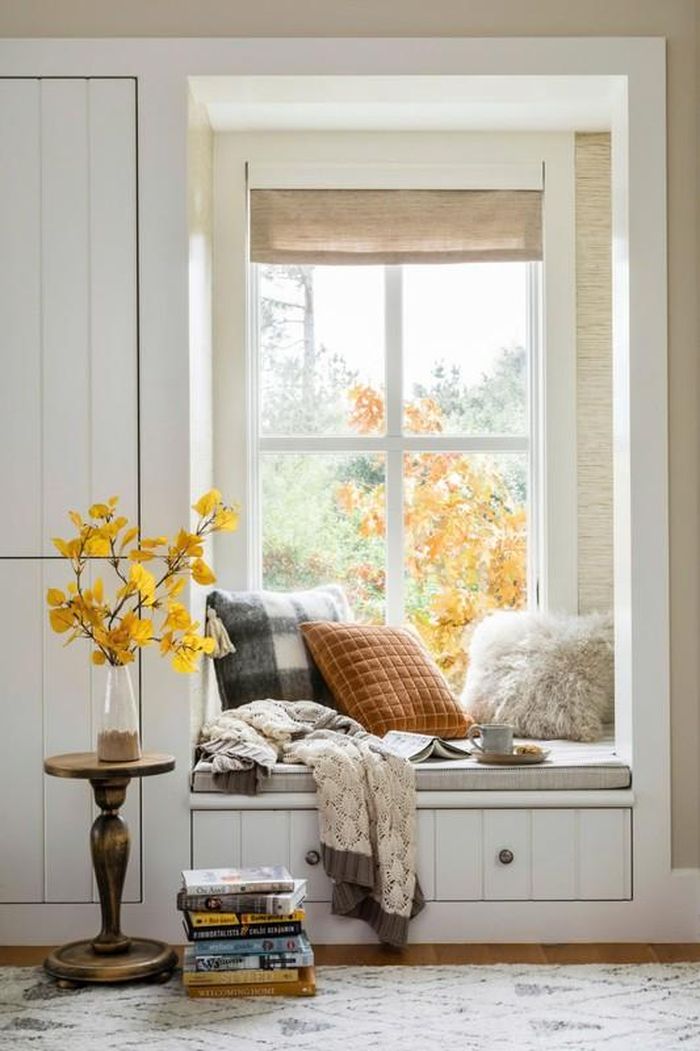  Trong khi các vật dụng ngoài trời như cửa sổ, hàng rào và sàn được xử lý để chống lại các yếu tố môi trường, thì các vật dụng trang trí/ nội thất bằng gỗ (trong nhà) thường không được trang bị những chức năng này vì thế, dễ bị khô, nứt nếu tiếp xúc thường xuyên với ánh nắng. Để hạn chế điều này, bạn cần di chuyển đồ nội thất bằng gỗ khỏi khu vực cửa sổ hay kéo rèm vào ban ngày.