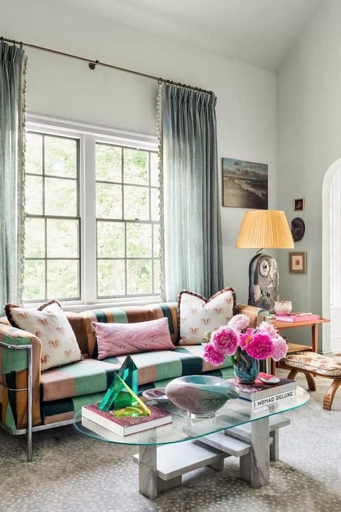  Vải bọc của sofa, gối tựa... sẽ bị hư và nhanh phai màu dưới ánh sáng gay gắt. Để tránh điều này, bạn có thể chọn loại vải chống phai màu như polyester hoặc kéo rèm cửa sổ khi nắng chiếu vào nhà. 
