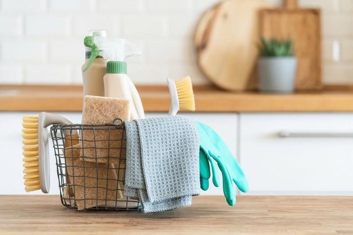  Mặc dù ánh sáng mặt trời có thể là một chất hỗ trợ lên men cho dung dịch vệ sinh tự chế của bạn nhưng nhiệt độ trong ánh sáng có thể tạo ra các phản ứng hóa học, ảnh hưởng đến chất lượng của dung dịch hóa chất bạn mua từ cửa hàng. Vị trí tốt nhất để cất hóa chất tẩy rửa là dưới bồn rửa hoặc nơi nào đó mát mẻ, khô ráo và xa tầm với của trẻ nhỏ. 