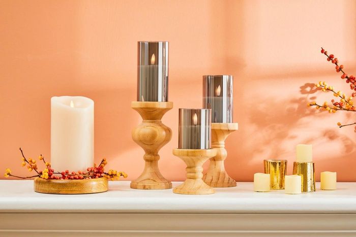  Nếu đặt nến thơm gần cửa sổ, ánh sáng mặt trời sẽ gây ra quá trình oxy hóa, phá vỡ các thành phần thơm và thuốc nhuộm của nến, ảnh hưởng đến mùi hương và màu sắc của nến. Để hạn chế điều này, bạn nên cất nến ở nơi kín đáo hay kệ trong khu vực bóng râm. 