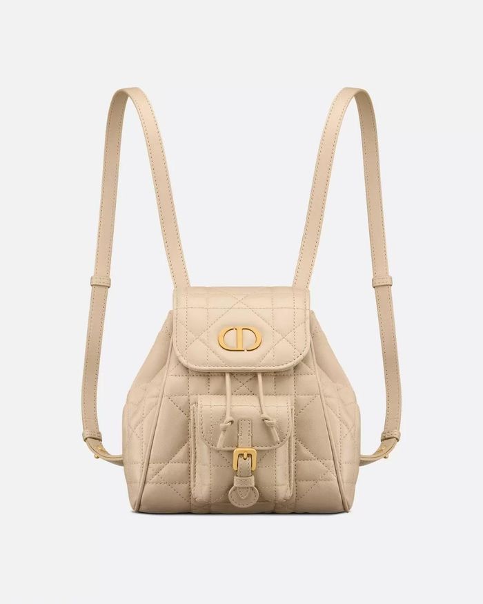 Thiết kế Small Dior Caro Backpack được thiết kế với họa tiết chần đặc trưng của Dior, đi cùng logo chữ CD nổi bật. Tại Việt Nam, mẫu ba lô được bán với giá 92 triệu đồng.