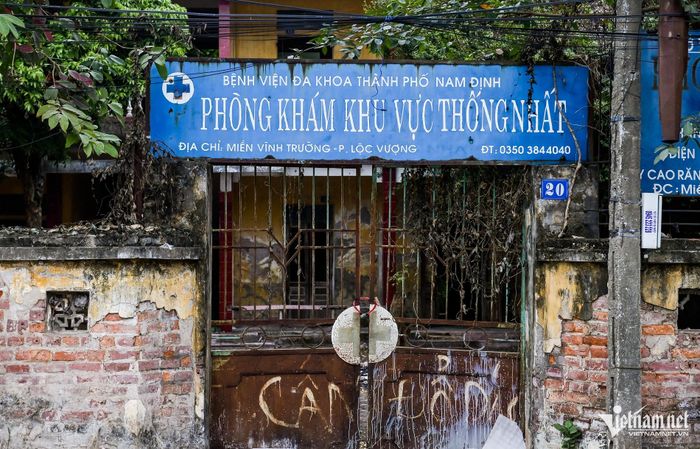 Những đống rác tự phát trước cổng phòng khám đã không còn.