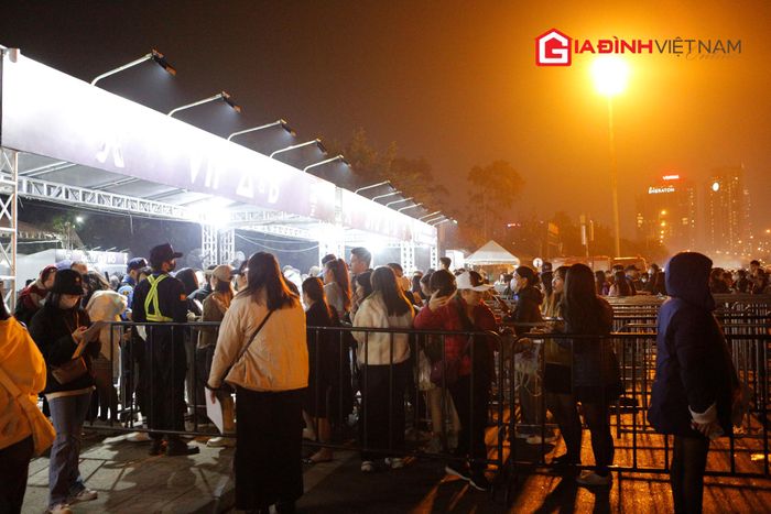 Từ chiều tối ngày 9/12 tại SVĐ Mỹ Đình đã có rất đông khán giả xếp hàng chờ check-in