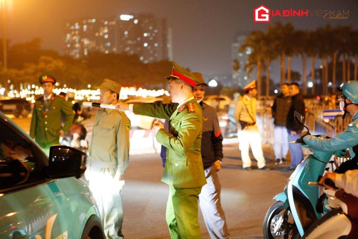 Do tổ chức vào ngày đầu tuần nên giao thông quanh khu vực sân vận động Mỹ Đình vào giờ cao điểm bị tắc nghẽn