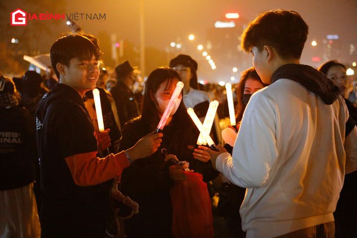 Nhiều khán giả chọn trang phục kín đáo, ấm áp khi tham gia concert để đảm bảo sức khỏe bản thân