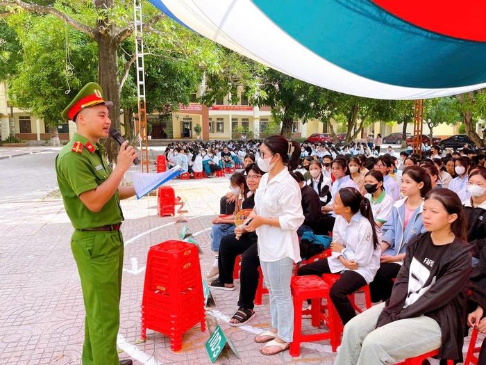 Công an huyện Quỳnh Lưu tuyên truyền phòng, chống pháo nổ trong dịp Tết Nguyên đán. Ảnh: Thu Hương.