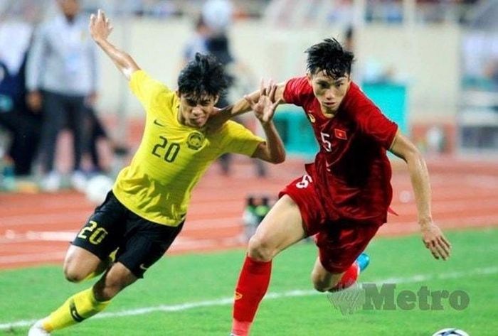 Syafiq Ahmad đối đầu Đoàn Văn Hậu. Ảnh: Metro
