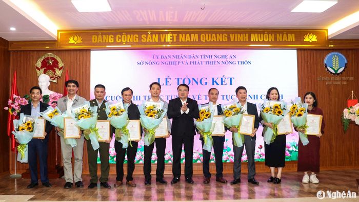 Đồng chí Phùng Thành Vinh - Giám đốc Sở NN&PTNT trao thưởng cho các tập thể, cá nhân đạt giải Nhất. Ảnh: T.P