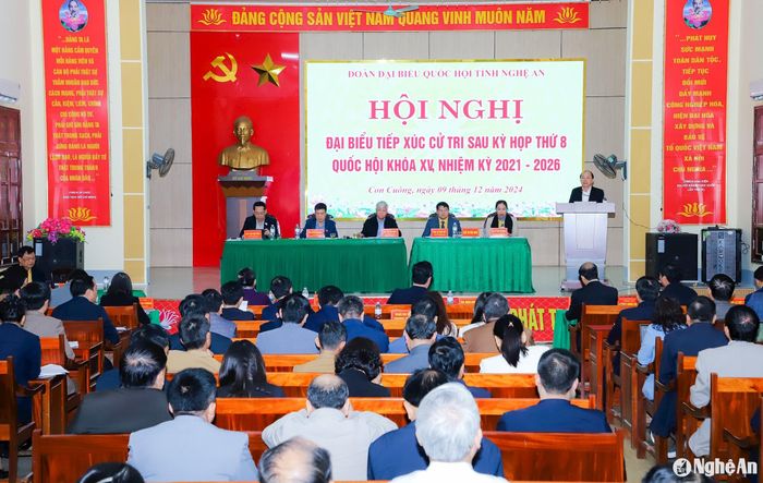 Các đại biểu Quốc hội thuộc đoàn đại biểu Quốc hội tỉnh Nghệ An tiếp xúc cử tri các xã Bồng Khê, thị trấn Con Cuông, xã Chi Khê (Con Cuông) sau Kỳ họp thứ 8, Quốc hội khóa XV. Ảnh: Phạm Bằng