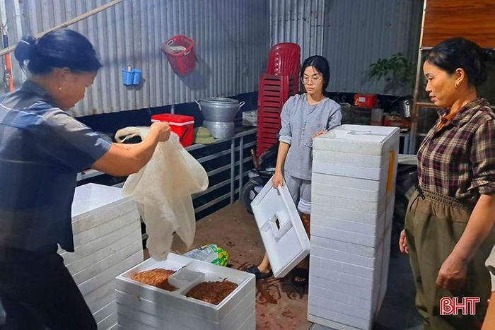 Rươi được xem là đặc sản nên thu hoạch đến đâu bán hết đến đó. Thuận lợi hơn trên địa bàn hiện có cơ sở chế biến sản phẩm rươi OCOP Cường Liệu ở thôn 1 thu mua rươi số lượng lớn cho bà con nông dân ngay sau khi thu hoạch. Đây là nguồn nguyên liệu để cơ sở này chế biến thành các sản phẩm: chả rươi, rươi cấp đông bán ra thị trường.