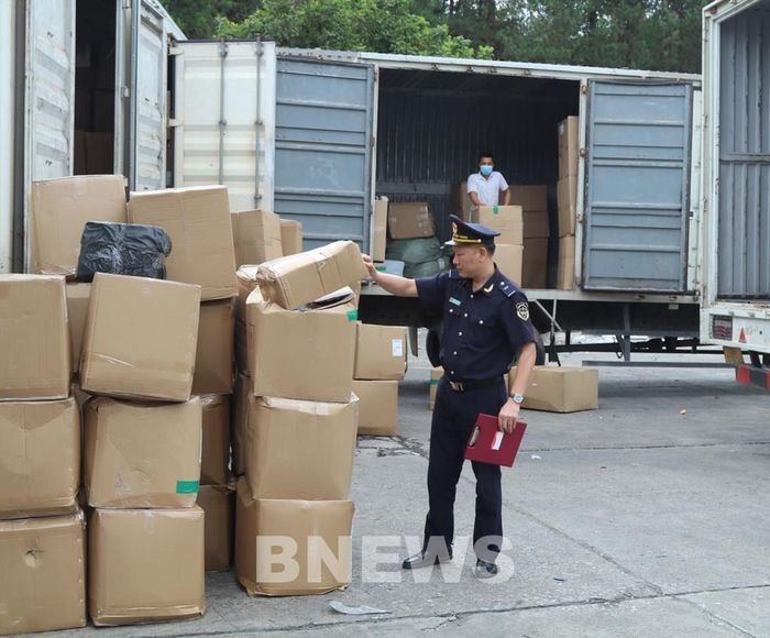 Cán bộ Hải quan cửa khẩu Chi Ma kiểm tra nhãn mác hàng hóa nhập khẩu qua cửa khẩu. Ảnh: Quang Duy/BNEWS/TTXVN