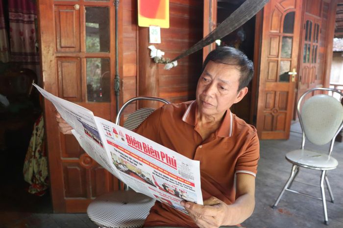 Ông Lò Văn Lún tìm hiểu thông tin trên Báo Điện Biên Phủ.