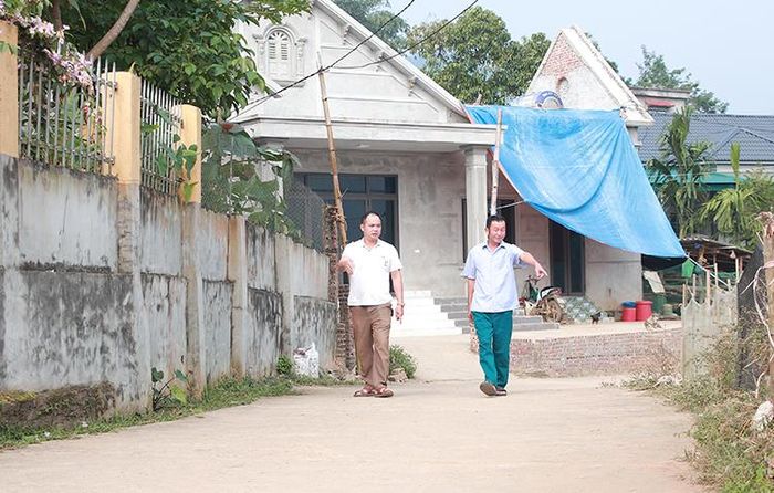 Tuyến đường liên khu qua khu Vượng tới khu Đồng Tào (xã Xuân Đài, huyện Tân Sơn) được cứng hóa theo phương châm “Nhà nước và nhân dân cùng làm” có sự đóng góp tích cực của người có uy tín Hà Trần Quế.