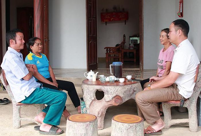 Người có uy tín Hà Trần Quế (đầu tiên bên trái) thường xuyên nắm bắt tâm tư, nguyện vọng của bà con khu Vượng để phối hợp với cấp ủy, chính quyền địa phương kịp thời tháo gỡ khó khăn, vướng mắc, góp phần xây dựng khối đại đoàn kết trong cộng đồng dân cư.