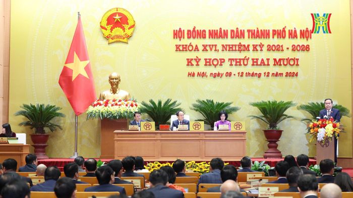 Chủ tịch Quốc hội Trần Thanh Mẫn đề nghị Thành phố cần quyết liệt hơn nữa việc cơ cấu lại nền kinh tế gắn với đổi mới mô hình tăng trưởng.