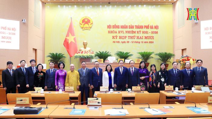 Chủ tịch Quốc hội Trần Thanh Mẫn, Bí thư Thành ủy Hà Nội Bùi Thị Minh Hoài cùng lãnh đạo Thành phố, các đại biểu HĐND Thành phố tham dự kỳ họp.