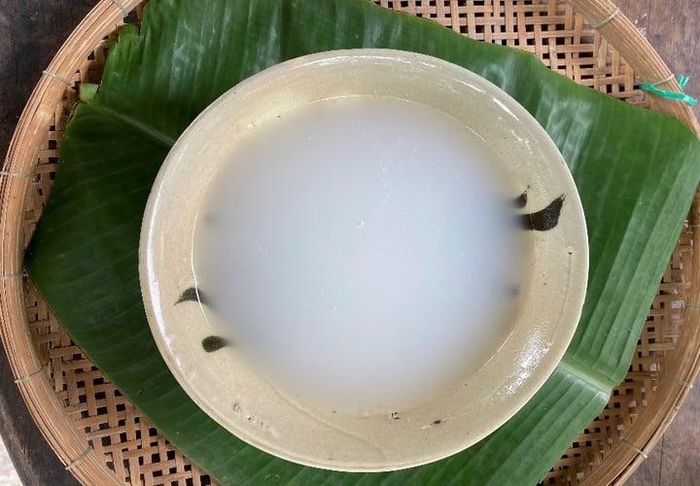 Nước cơm chứa một lượng nhỏ tinh bột, khoáng chất và các hợp chất có tính kiềm nhẹ, giúp làm sạch hiệu quả. (Ảnh: Dripcare)