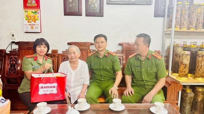 Công an tỉnh Bắc Giang tặng quà gia đình chính sách.