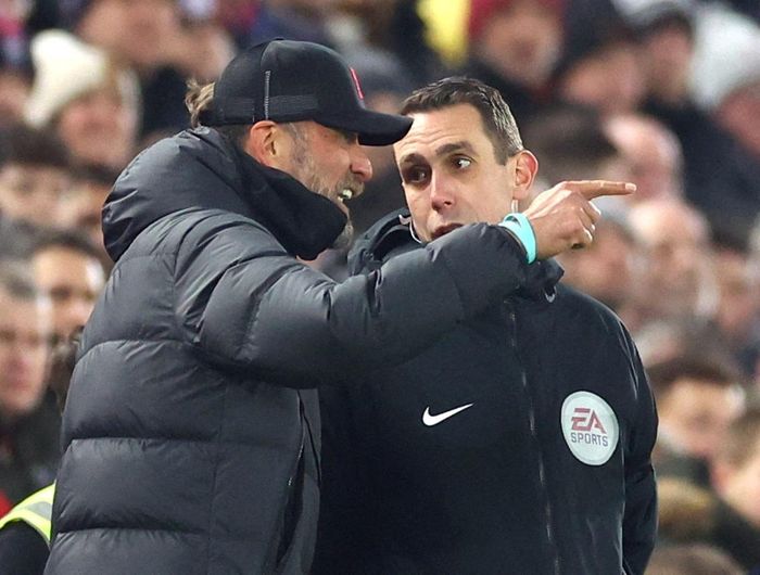 Bê bối xúc phạm HLV Jurgen Klopp khiến sự nghiệp ông Coote sụp đổ.