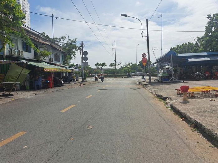 Nhiều năm qua, người dân trông chờ cầu Bình Tiên được xây dựng. Ảnh: Tân Tiến.