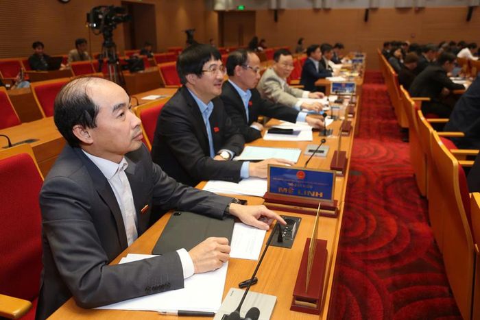 Các đại biểu bấm nút thông qua nội dung nghị quyết