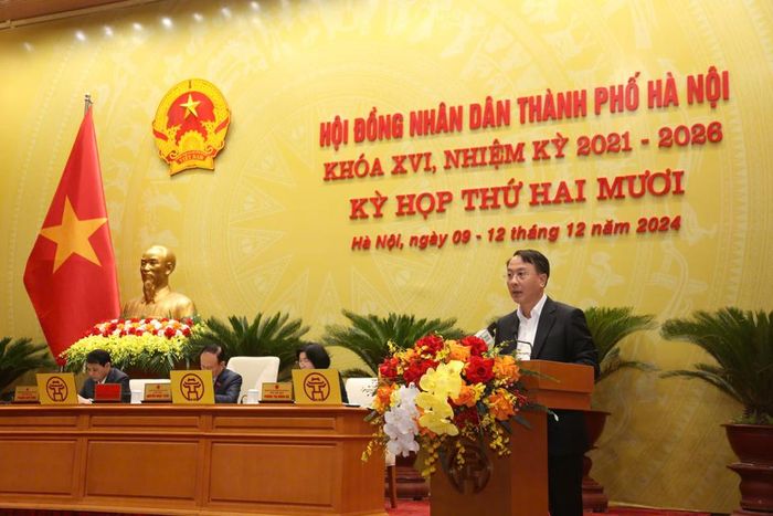 Giám đốc Sở Nội vụ Hà Nội Trần Đình Cảnh trình bày tờ trình