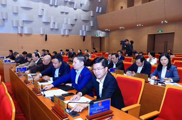 Đại biểu bấm nút thông qua nghị quyết