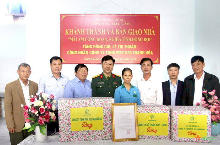  Đại diện Công ty Cổ phần X20 trao quà tặng gia đình đồng chí Lê Thị Thuận tại lễ khánh thành, bàn giao Nhà mái ấm công đoàn, nghĩa tình đồng đội.