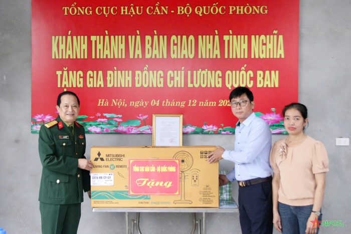  Lãnh đạo Công ty Cổ phần X20 trao quà của Tổng cục Hậu cần tặng gia đình đồng chí Lương Quốc Ban tại lễ khánh thành, bàn giao Nhà tình nghĩa.